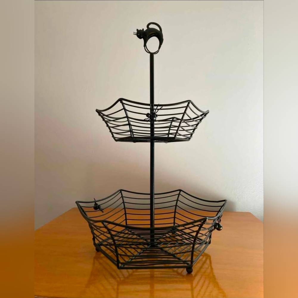 New in Box Vintage Avon 2012 2-tier Cob Web Treat Stand